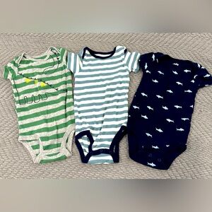 👶🏼 3 Lot Carter’s Baby Boy items onesies EUC sharks Dinos